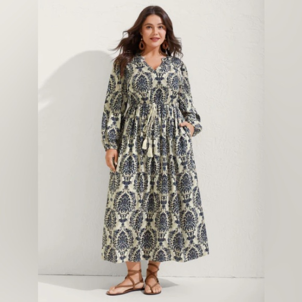 BloomChic Navy and Cream Patterned Dress new with tags 26